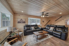 Pinewood Peak by KABINO Hot Tub Garage Smart TVs FirePit WiFi